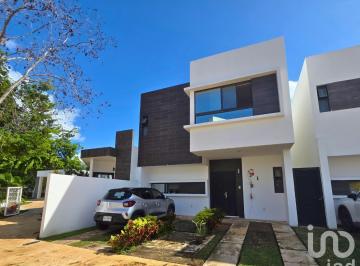 Casa · 134m² · 3 Recámaras · 3 Estacionamientos · Casa en Venta en Cancún, en Esquina, con Terreno Excedente y Amenidades (Polígono Sur)