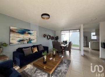Casa · 122m² · 3 Recámaras · 2 Estacionamientos · Casa en Venta con Jardín, Cerca de Flex y Salida a Zacatecas