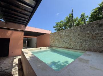 Casa · 197m² · 2 Recámaras · 2 Estacionamientos · Preciosa Casa Remodelada en El Centro de Mérida con Alberca
