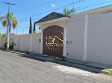 Casa · 800m² · 4 Recámaras · 6 Estacionamientos · Casa en Venta Praderas de La Hacienda Celaya