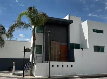 Casa · 251m² · 4 Recámaras · 2 Estacionamientos · Casa en Milenio III, Querétaro