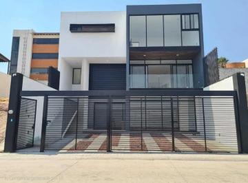 Casa · 295m² · 3 Recámaras · 3 Estacionamientos · Casa en Milenio III, Querétaro