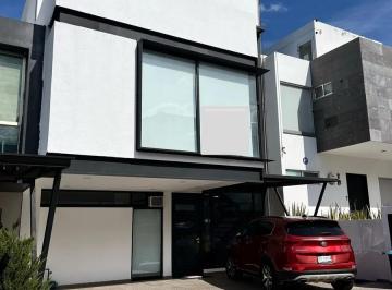 Casa · 201m² · 4 Recámaras · 3 Estacionamientos · Casa en Milenio III, Querétaro
