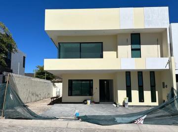 Casa · 275m² · 3 Recámaras · 2 Estacionamientos · Pre - Venta Casa en Los Robles Residencial Prolongacion Mariano Otero Km 5.5