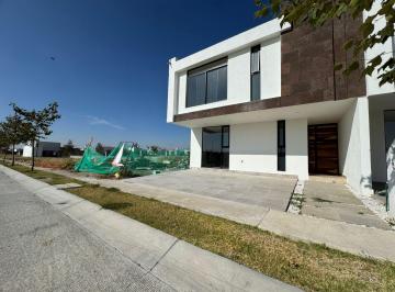 Casa · 219m² · 3 Recámaras · 2 Estacionamientos · Casa en Fraccionamiento Hacienda Santa Fe