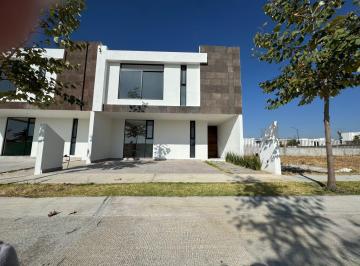 Casa · 219m² · 3 Recámaras · 2 Estacionamientos · Casa en Fraccionamiento Hacienda Santa Fe