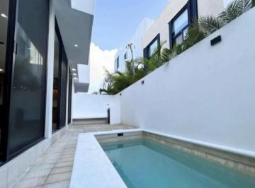 Casa · 275m² · 3 Recámaras · 3 Estacionamientos · Casa en Venta en Residencual Arbolada con Rooftop en Cancun.