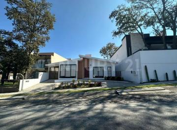 Casa · 318m² · 4 Recámaras · 4 Estacionamientos · Casa en Venta en Boulevard de La Torre, Condado de Sayavedra, Edo Mex.