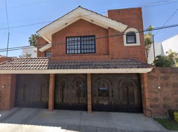 Casa de 5 habitaciones, León · Casa en Venta en Valle de Bravo, Colonia Valle del Campestre, León Guanajuato Recuperación Bancaria