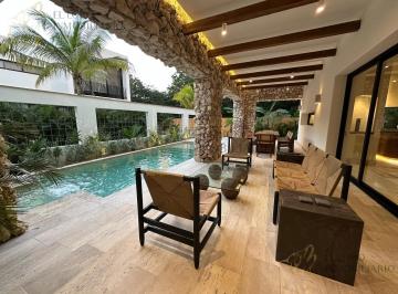 Casa · 490m² · 5 Recámaras · 3 Estacionamientos · Casa Estilo Mediterráneo en Lagos del Sol | Esquina con Recámara en Planta Baja y 3 Niveles