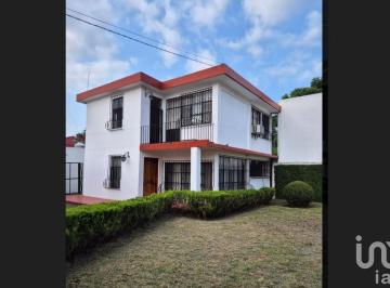 Casa · 130m² · 2 Recámaras · 6 Estacionamientos · Casa en Venta con Terreno con Potencial Comercial por 20 de Noviembre