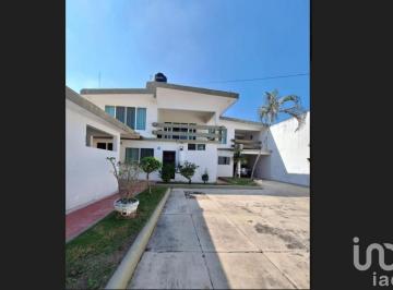 Casa · 408m² · 3 Recámaras · Casa en Venta Equipada en Madera Fina Zona Chapultepec