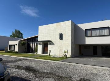 Casa · 668m² · 3 Recámaras · 6 Estacionamientos · Casa en Venta El Méson Calimaya