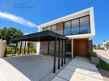 Casa · 351m² · 4 Recámaras · 4 Estacionamientos · Casa en Venta en Lagos del Sol Cancún en Lote Esquinero con Alberca y Recámara en Planta Baja