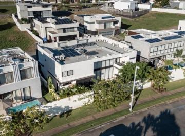 Casa · 460m² · 5 Recámaras · 2 Estacionamientos · Casa - Punta Tiburón