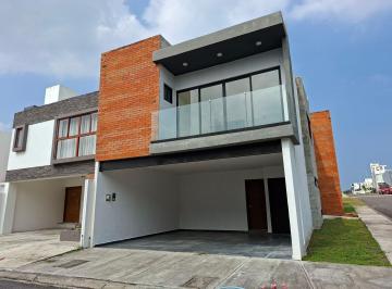 Casa · 204m² · 3 Recámaras · 1 Estacionamiento · Casa - Fraccionamiento Lomas de La Rioja