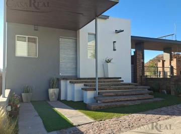 Casa · 195m² · 2 Recámaras · 2 Estacionamientos · Casa en Venta en Altozano
