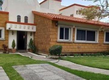 Casa · 314m² · 4 Recámaras · 4 Estacionamientos · Casa en Venta con Alberca y Jardin en Fraccionamiento con Doble Vigilancia