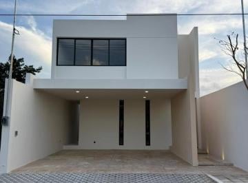 Casa · 267m² · 3 Recámaras · 2 Estacionamientos · Casa en Venta en Mérida