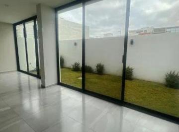 Casa · 200m² · 3 Recámaras · 2 Estacionamientos · Renta Casa con Roof Garden, en Fraccionamiento Privado en Solares, Zapopan, Ja