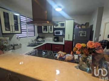 Casa · 122m² · 3 Recámaras · 2 Estacionamientos · Casa en Venta E Iluminada en Capellanía Residencial