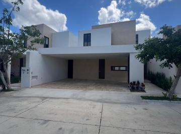 Casa de 4 habitaciones, Mérida · Casa con 361 m² de Terreno y 4 Recámaras en Venta en Temozón Norte