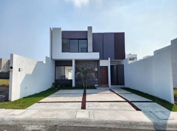 Casa · 200m² · 3 Recámaras · 2 Estacionamientos · Lomas de La Rioja, Hermosa Casa en Venta de 3 Recámaras y Jardín