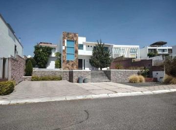 Casa · 400m² · 4 Recámaras · 3 Estacionamientos · Casa en Venta en Balcones de Vista Real, Corregidora