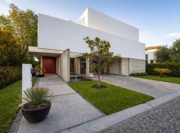 Casa · 660m² · 4 Recámaras · 4 Estacionamientos · Casa en Venta en El Campanario, Querétaro