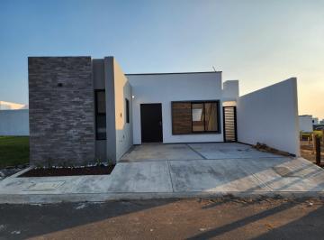 Casa · 138m² · 3 Recámaras · 2 Estacionamientos · Lomas del a Rioja, Casa en Venta de un Nivel, con Alberca y 3 Recámaras
