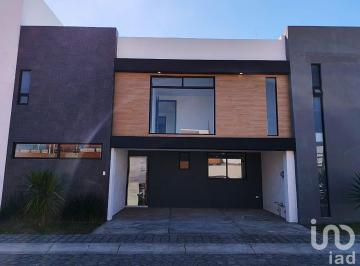 Casa · 244m² · 4 Recámaras · 2 Estacionamientos · Excelente Oportunidad Casa en Venta Fracc. Real de Cortes San Pedro Cholula