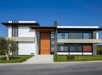 Casa · 1100m² · 4 Recámaras · 6 Estacionamientos · Casa en Venta en El Campanario, Querétaro