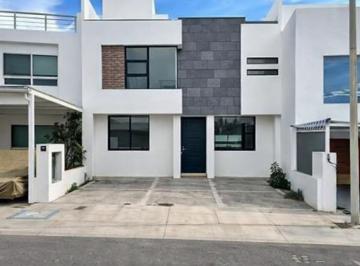 Casa · 193m² · 3 Recámaras · 2 Estacionamientos · Casa en Venta en Residencial El Refugio, Querétaro