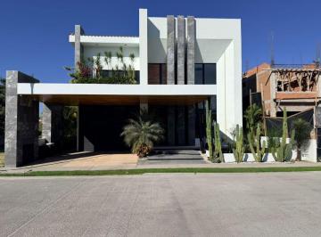 Casa en condominio de 3 habitaciones, Emiliano Zapata · Casa con 450 m² Superficie de Terreno, 3 Recámaras en Venta en Fraccionamiento Paraíso Country Club