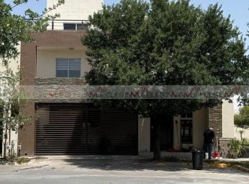 Casa · 430m² · 5 Recámaras · 2 Estacionamientos · Casa en Renta en General Escobedo