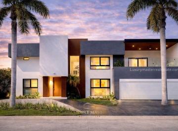 Casa · 602m² · 4 Recámaras · 6 Estacionamientos · Casa en Venta en Colomos con Alberca