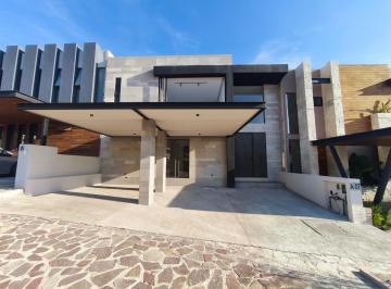 Casa · 245m² · 4 Recámaras · 3 Estacionamientos · Casa en Venta, en Altozano, Queretaro