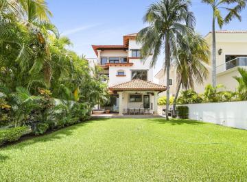 Casa · 5 Recámaras · Exclusiva Casa en La Isla Cancún, Zona Hotelera en Renta
