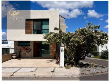 Casa · 194m² · 3 Recámaras · 2 Estacionamientos · Casa en Venta en Zibatá, Querétaro