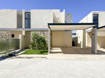Casa de 3 habitaciones, Conkal · Residencia con Alberca en Privada en Conkal
