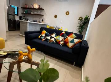 Sala amueblada con diseño moderno y aire acondicio · Departamento Amueblado con Terraza Privada en La Veleta – Tulum