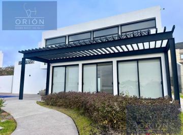 Casa en condominio · 216m² · 3 Recámaras · 2 Estacionamientos · Casa Moderna Venta Privada El Refugio Queretaro