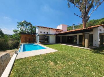 Casa de 3 habitaciones, Ixtapan de la Sal · Lago I Residencia de un Nivel, Nueva, Amueblada y Equipada, con Alberca, Jardín y Terraza.