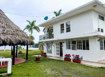 Casa · 380m² · 4 Recámaras · 3 Estacionamientos · Casa en La Barra de Cazones Frente Al Río, con Muelle Privado