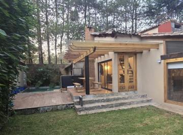 Casa · 200m² · 3 Recámaras · 2 Estacionamientos · Casa en Venta y Renta Junto Al Bosque en Cerro Colorado, con Alberca y Jacuzzi
