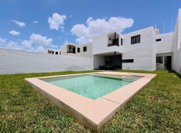 Casa · 208m² · 3 Recámaras · 4 Estacionamientos · Venta Casa en Dzityá con Amplio Terreno y Alberca!