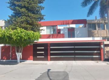 Casa de 5 habitaciones, Irapuato · Casa Muy Amplia