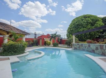 Casa · 494m² · 4 Recámaras · 3 Estacionamientos · Casa en Venta con 1,510 m² de Terreno en Santa Rita Cholul de Entrega Inmediata