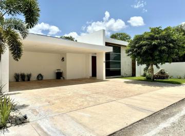 Casa · 370m² · 4 Recámaras · 3 Estacionamientos · Casa 4 Habitaciones y Piscina con Terreno de 1,210 m² en La Rejoyada, Komchen