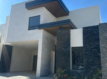 Casa · 320m² · 4 Recámaras · 2 Estacionamientos · Casa en Fraccionamiento Rincón de Los Encinos